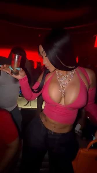 Cardi B outside celebrating the Knicks win tonight. 😍, 📹: @julioa.gb ,  #cardib