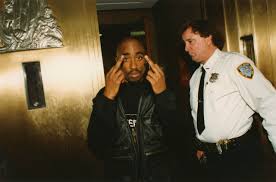 Tupac còn sống hay không? Hướng dẫn toàn diện về những tin đồn và thuyết âm mưu.