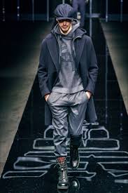 Guarda questo film in full hd. Sfilata Moda Uomo Emporio Armani Milano Autunno Inverno 2019 20 Vogue Moda Uomo Moda Maschile Abbigliamento Uomo