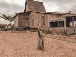 Ciri khas rumah adat ini adalah memiliki kolong atau yang biasa kita sebut dengan rumah rumah adat bubungan tinggi merupakan rumah adat yang berasal dari provinsi kalimantan selatan. 5 Pesona Kalimantan Selatan Mulai Dari Pakaian Adat Sampai Makanan Khasnya Bukareview