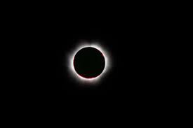 A solar eclipse occurs when the moon passes between earth and the sun, thereby totally or partly obscuring the image of the sun for a viewer on earth. Une Eclipse Totale De Soleil Aujourd Hui Dans Le Pacifique