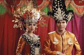 Terpisah daripada kebaya tradisional, ahli fesyen sedang mencari cara untuk memodifikasi desain dan membuat kebaya menjadi pakaian yang lebih moden. 10 Aksesoris Penghias Kepala Pengantin Tradisional Indonesia Yang Indah Unik Dan Sarat Makna 2020