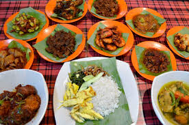 Macam2 lauk ada sambal sotong, ayam , bilis ,ikan ,kerang, udang cakap jer nok mende aq blanje tpi awok mg bayo arh. Nasi Lemak Kukus Resepi