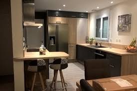 Une Cuisine Moderne Et Tendance Avec L Association Du Bois Et De L Anthracite Jolie Deco Tendance Cuisine Grise Et Bois Cuisine Moderne Cuisine Petit Espace