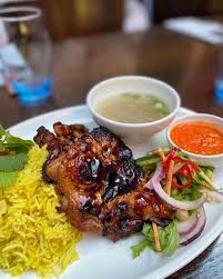 Sajikan dengan sedikit salad dan tomato. Nasi Ayam Hainanese Style Roasted Chicken With Turmeric Rice Light Soy Chilli Ginger Sauce Chicken Broth Mango Cashew Nut Salad Garnished With Coriander And Spring Onion Picture Of Aroi Kilkenny Tripadvisor