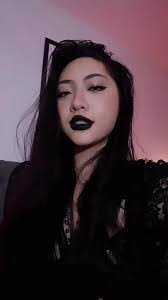 Claudia Hon's Instagram, Twitter & Facebook