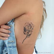 Tattoo Ideen Klein Handgelenk In 2020 Kleine Rose Tattoo Rosen Tattoo Brustkorb Tattoo