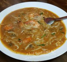 While no one can authoritatively say which country's version is better, everyone agrees that this sinful dish is worth savouring. Char Kuey Teow Paling Sedap Di Bandar Chukai Kemaman