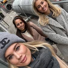 Girls trip 💕 1. Cold days 2. Lunch spot 3. Vintage shopping 4. Al day  champagne 5. Selfie time 6. More vintage 7. Hotel bar 8. Dinner time