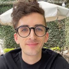 Alex Magallon's Instagram, Twitter & Facebook