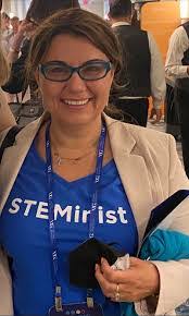 Karen Dewar's Instagram, Twitter & Facebook