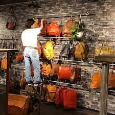 ヘルツ大阪店 ビジネスリュック強化月間 昨日急に思い立ちました 今日からメイン棚の様子が 変わった大阪店 ぜひお立ち寄り下さい そして 大阪店限定サンプル商品 ソフトリートート ビジネスはもちろん 柔らかいフォルムなので 女性の旅行カバンにも最適