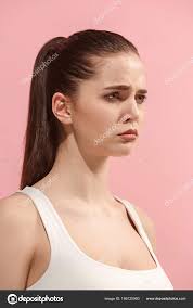 La jeune femme regarde triste sur le fond rose . — Photo de stock par  ©vova130555@gmail.com