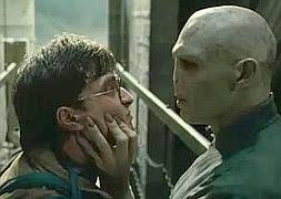 El anunciado combate a muerte con voldemort es inminente, y la casi imposible misión de encontrar y destruir los horrocruxes restantes es. Harry Potter Y Las Reliquias De La Muerte Parte 2 Taquillazo En El Cine Y Youtube La Verdad