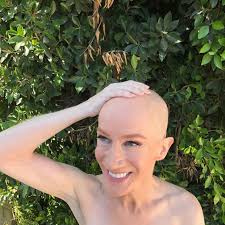 Kathy Griffin Shaved Her Entire Head in Support of Her Sister's Cancer  Battle