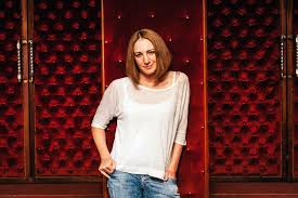 Κι η στεφανία γουλιώτη στον πρώτο της μεγάλο κινηματογραφικό ρόλο, τον οποίο ακολουθεί η συμμετοχή της στη «χαρά» του ηλία γιαννακάκη. Se Ayth Thn Parastash H Stefania Goyliwth Den Einai To Agrimi Poy H3eres Se Ayth Thn Parastash H Stefania Goyliwth Den Einai To Agrimi Poy H3eres 8eatro 8eatro 8emata Lifo