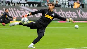 Yann sommer is a swiss goalkeeper who guards the goal for the bundesliga side borussia monchengladbach. Borussia Monchengladbach Yann Sommer Heiratet Seine Freundin Und Erwartet Ein Kind