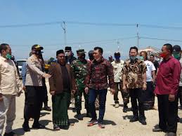 Jumlah industri pembangunan pabrik yang ada di kecamatan deket ada 3 diantaranya pt buildiyet, pt wings dan juga pt new era. Sempat Terhenti Akhirnya Pembangunan Pabrik Sepatu Dilanjutkan