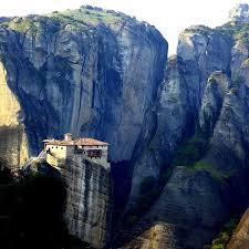 Σύμφωνα με τοπικά μέσα, ο βράχος των μετεώρων, έπεσε σε απόσταση λίγων μέτρων από σπίτια και από τον ναό της. The Magnificent Isolated Monasteries Of Meteora Metewra Places To See Meteora Greece Greece