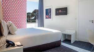 This strategic location makes it easy for you to get to your hotel without much of a hustle. Home Stay Hotel Lisboa Aeroporto