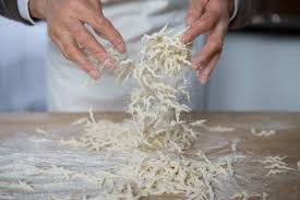 Semola, acqua e sale e con l'aiuto delle mani crei tutte le formi che desideri, puoi preparare anche le orecchiette, i. Sori Sagra Delle Trofie Al Pesto E Salsa Di Noci 34Âª Edizione Liguria Notizie