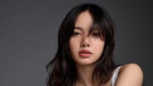 Lisa Mula sa Blackpink Inanunsyo Ang Pagbabalik Ng Kanyang Single  "Rockstar", Ang mga Gumagamit ng Internet ay Naguguluhan