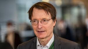 He is professor of health economics and epidemiology at the university of. Attacke Mit Farbeimer Angriff Auf Lauterbachs Auto Zdfheute
