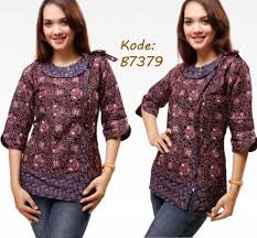 Yuk, ciptakan gaya baru dari style kantoran untuk pemilik tubuh plus size ini! 10 Model Baju Batik Kantor Wanita Kombinasi Eksotis Model Baju Batik Kantor