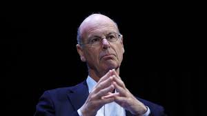 L’ancien ministre de l’Économie Éric Lombard s’active en coulisses à un an de la présidentielle