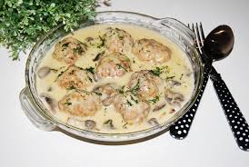 Pui cu ciuperci si smantana este o mancare deosebit d gustoasa si foarte usor de preparat. Chiftele Cu Sos De Smantana Si Ciuperci