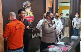 Pelaku penganiaya perawat yang menolak melepaskan infus ini dijemput polisi. 0asgcy422egm1m