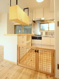 愛犬と一緒に楽しく快適にを 叶えたペットリノベーション fieldgarage キッチンデザイン ペット 柵 インテリア 収納