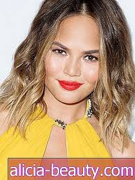 Amid trolls' baseless accusations of a connection to the jeffrey epstein and ghislaine maxwell cases, chrissy teigen says she deleted 60,000 tweets. Chrissy Teigen Ø¹Ù„Ù‰ Ø§Ù„ØµÙ„ØµØ© Ø§Ù„Ø­Ø§Ø±Ø© ÙˆØ§Ù„ÙÙˆØ§ÙƒÙ‡ Ø§Ù„Ø®ÙÙŠÙØ© ÙˆÙƒÙŠ Ø´Ø¹Ø±Ù‡Ø§ Ø­Ø±ÙÙŠ Ø§ Ø£Ø®Ø¨Ø§Ø±