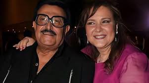 وأفادت صحيفة الوطن أن الفنانة القديرة، لم تخفِ شعورها بـ رحيل زوجها، ولاسيما بعد ارسالها إليه عدة رسائل مع ابنتيها إيمي ودنيا وعدم تلقيها أي رد منه، وأنها تحاول تكذيب شعورها والهرب منه بـ ترديد عبارة: أنا راضية بأمر الله. Ø¯Ù„Ø§Ù„ Ø¹Ø¨Ø¯ Ø§Ù„Ø¹Ø²ÙŠØ² Ù…Ø§ Ø²Ø§Ù„Øª Ù„Ø§ ØªØ¹Ù„Ù… Ø¹Ù† ÙˆÙØ§Ø© Ø³Ù…ÙŠØ± ØºØ§Ù†Ù… Ù†ÙŠÙˆÙ„ÙŠ