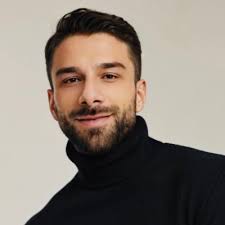 🚨 Hiring Alert: The Airbnb Luxe team is looking for a Senior Manager,  Scaled Operations. If you're interested, please check out the link below.  https://lnkd.in/eCWSE4xn