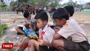 Remaja pun nggak mau ketinggalan dengan serta mencari gambar kartun untuk dipakai dp di media sosial atau sekedar disave dan juga buat gambar layar hp. Rizki Tampak Asik Sedang Membaca Buku Dari Perpus Kodim 0703 Cilacap Times Indonesia