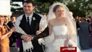 ويشكو من قيام تشيلسي كلينتون بإجراء تحقيق داخلي بخصوص أموال مؤسسة كلينتون ولم يتضح السبب وراء تحقيق تشيلسي كلينتون في مؤسسة عائلتها ومعاملاتها المالية. Ø²ÙØ§Ù ØªØ´ÙŠÙ„Ø³ÙŠ ÙƒÙ„ÙŠÙ†ØªÙˆÙ† ÙÙŠ Ø­ÙÙ„ Ø§ØªØ³Ù… Ø¨Ø§Ù„Ø³Ø±ÙŠØ© ÙˆØ§Ù„ÙØ®Ø§Ù…Ø© Youtube