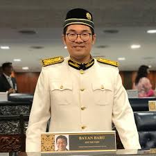 Prestasi, komitmen cermerlang dan minat dalam politik yang dipaparkan oleh beliau sepanjang menjadi staf intern telah menjadi kelebihannya di mana beliau. Sim Tze Tzin æ²ˆå¿—å‹¤ Home Facebook