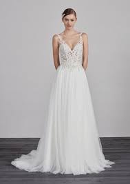 In unserem kölner atelier entwerfen und schneidern wir seit 2005 gemeinsam mit unserem team brautkleider und brautaccessoires für den großen tag. Pin Auf Romantische Brautkleider Hochzeitskleider