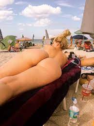 Dicke Ärsche von nackten Frauen und Bilder von geilen Popos: Teen zeigt  ihren runden Hintern nackt am FKK Strand