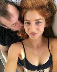 היא בתו של המיליארדר איתן ורטהיימר (בנו של התעשיין הישראלי סטף ורטהיימר, שגם כיהן כחבר הכנסת בעברו) ושל אריאלה. Facebook