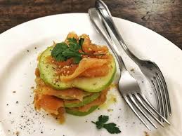 Antipasti con il salmone affumicato girelle al salmone antipasto veloce freddo. Salmone Affumicato E Mela Verde Ittica Brianza