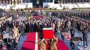 وصل الرئيس عبدالفتاح السيسى، والسيدة قرينته، إلى النصب التذكارى بمدينة نصر، ليتقدم جنازة السيدة جيهان السادات قرينة. Rdfowfdzzyg4cm