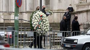 Sara carreira's wake was held yesterday, tuesday, 8 december (once mother's day in portugal), and the funeral is taking place while i write these lines, on 9 december. Despedida De Sara Carreira Com Flores Brancas Medidas Apertadas E O Apoio De Celebridades