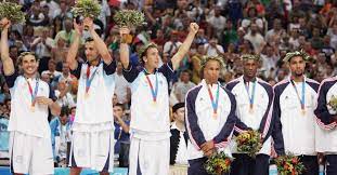 La selección argentina de basquet se consagra campeona en atenas venciendo a usa en la semi, y a italia en la final La Generacion Dorada Cuando Las Estrellas De Baloncesto De Argentina Conquistaron Al Mundo