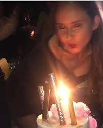 يذكر أن نيللي كريم تشارك في السباق الرمضاني المقبل بمسلسل النصابين مع الفنان آسر ياسين. Ù†ÙŠÙ„Ù„ÙŠ ÙƒØ±ÙŠÙ… ØªØ±Ù‚Øµ ÙˆØªØºÙ†ÙŠ ÙÙŠ Ø¹ÙŠØ¯ Ù…ÙŠÙ„Ø§Ø¯Ù‡Ø§ Ø¨Ø­Ø¶ÙˆØ± Ø²Ù…Ù„Ø§Ø¦Ù‡Ø§ Ø§Ù„Ù†Ø¬ÙˆÙ… ÙÙŠØ¯ÙŠÙˆ ÙˆØµÙˆØ± Ù…Ø¬Ù„Ø© Ù‡ÙŠ