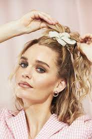 It is a very easy hairstyle and all you have to do is to not comb your hair but simply secure it at the back of your head by framing the layers into double gillian zinser wore this messy frizzy top knot bun that looks different and super stylish. Hairstyles For Frizzy Hair 20 Trending Looks All Things Hair Us