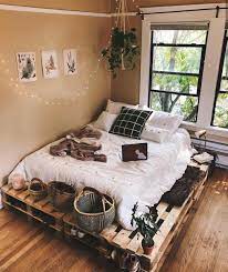 Who Thought A Pallet Bed Could Look So Cozy It Gives Your Bedroom A Retro Look Vintage Bedroom Styles Retro Bedrooms Tumblr Bedroom Decor