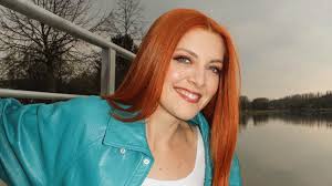 Intanto nel 2008 noemi incontra l'amore della sua vita: Noemi Baciata Dal Sole Con Un Top Aderente Che Lascia Tutti Senza Parole