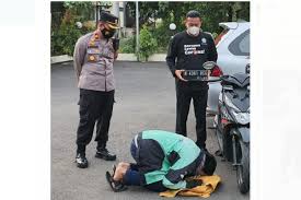 Dalam cuitan itu, terekam momen sejumlah ojol mengambil air mineral dalam dus yang disediakan pengunggah. Foto Viral Driver Ojol Tiba Tiba Sujud Syukur Di Depan Motornya Ini Ceritanya Halaman All Kompas Com